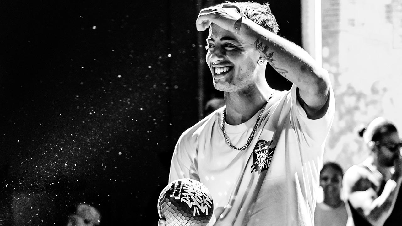 Diogo Viegas, bailarino da Academia de Dança do Algarve (ADA), foi o grande vencedor do Red Bull Dance Your Style 2023, em Portimão.