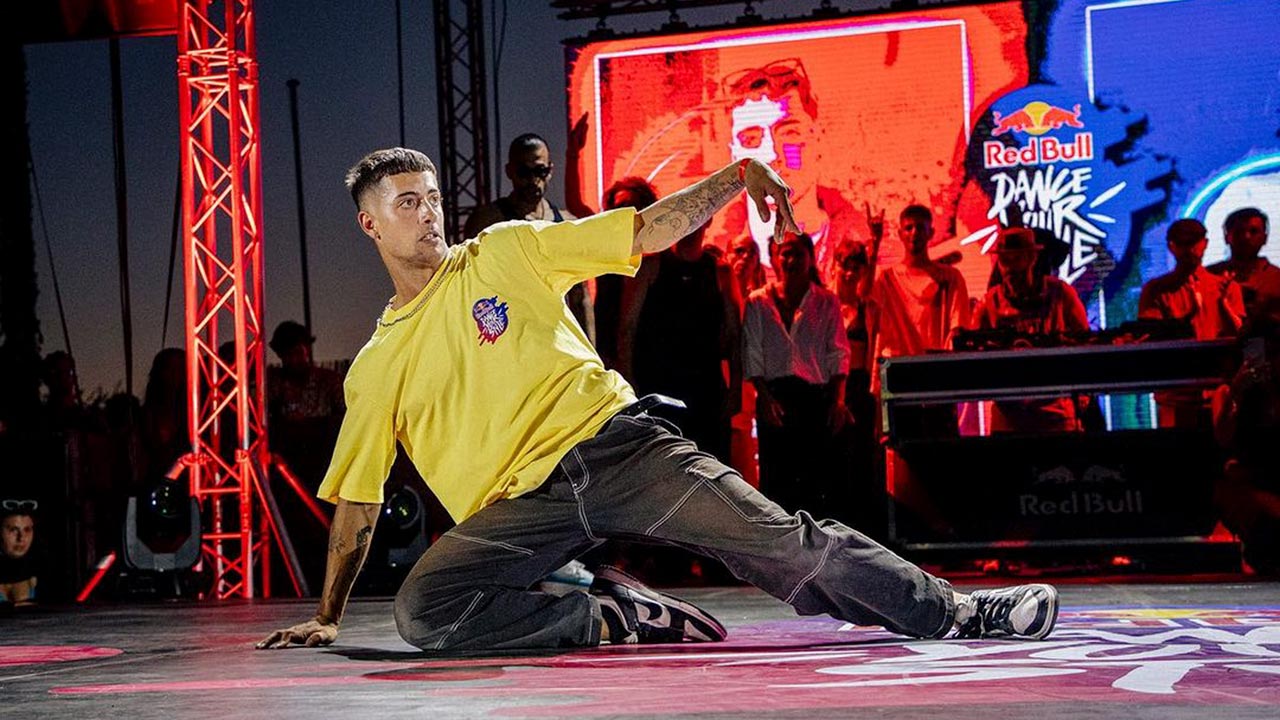 Diogo Viegas, bailarino da Academia de Dança do Algarve (ADA), foi o grande vencedor do Red Bull Dance Your Style 2023, em Portimão.