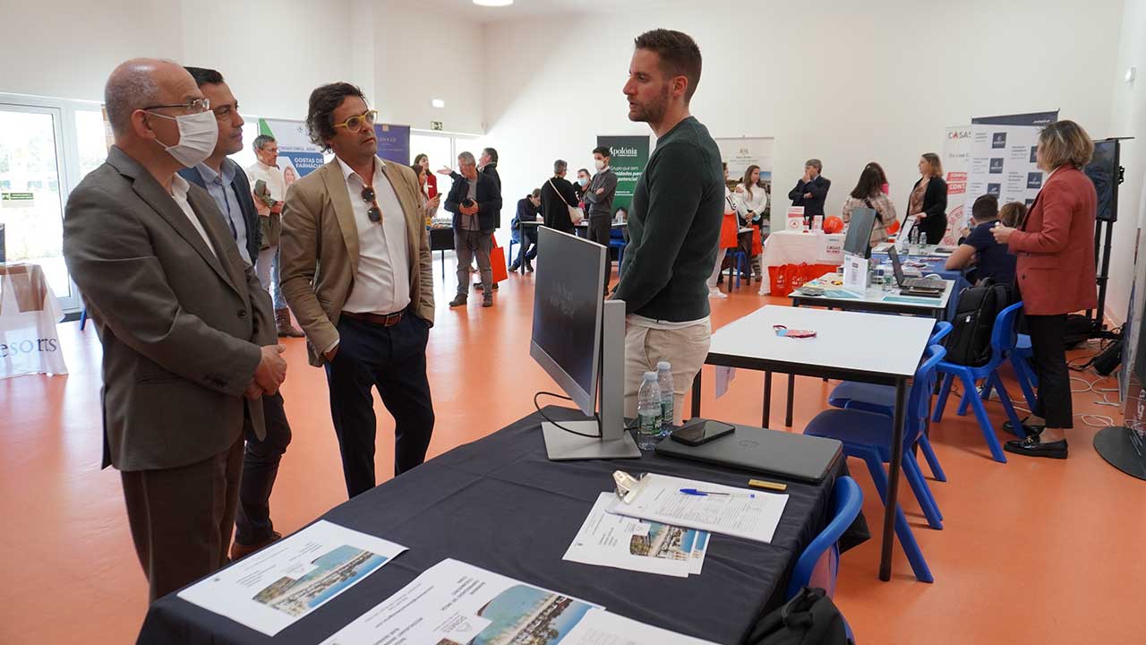 A segunda edição da Feira de Emprego «EMPREGA+ 2023» terá lugar na Escola EB 2,3 D. Dinis, em Quarteira, dias 27 e 28 de janeiro.