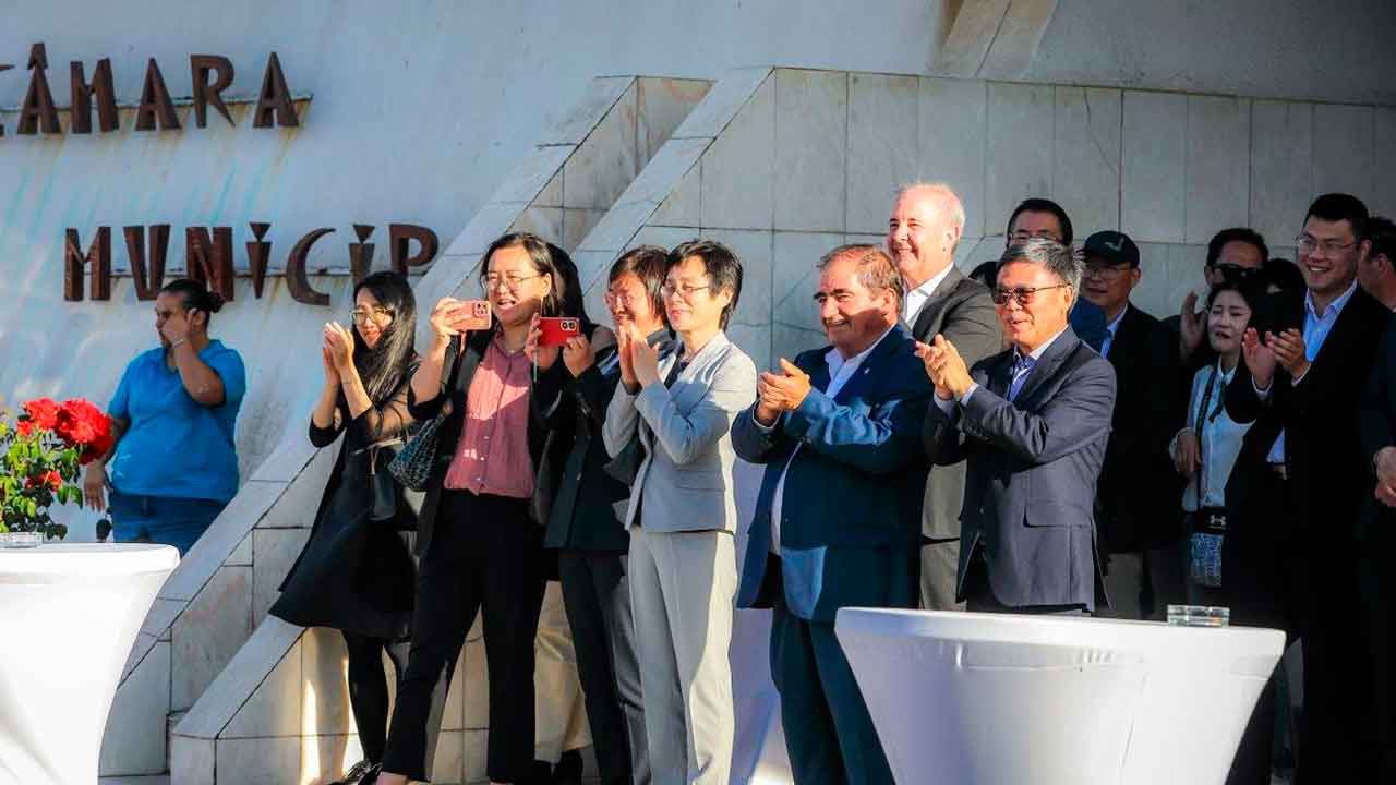 O embaixador da China foi recebido por José Carlos Rolo, em Albufeira, tendo afirmoado que as relações entre os territórios são «excelentes».