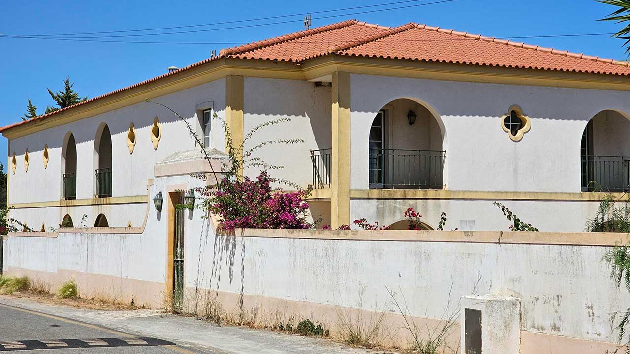 A Arrow Global adquiriu a Estalagem da Cegonha em Vilamoura, um investimento de 90 milhões de euros para alojamento turístico e residencial.