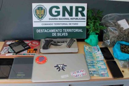 A GNR deteve dois homens e uma mulher, com idades entre os 25 e os 56 anos, por tráfico de estupefacientes no concelho de Silves.