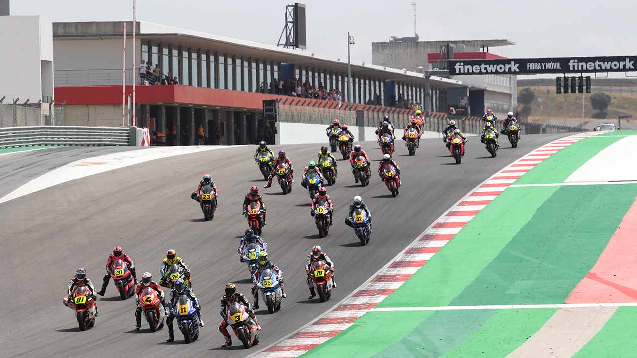 Já estão no Autódromo Internacional do Algarve, em Portimão, os pilotos e equipas que alinham na quarta prova do FIM JuniorGP.
