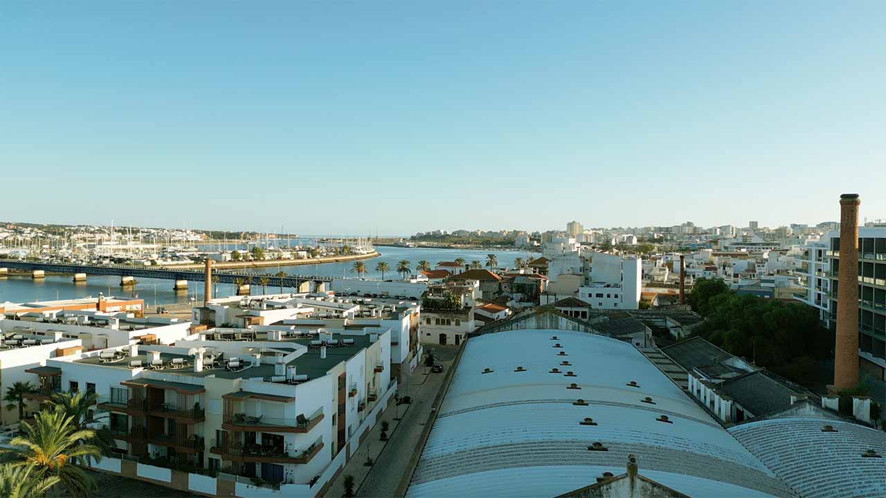 A Carvoeiro Branco Lda, em parceria com a Sigmund Capital, garantiu a compra da histórica Fábrica de Sardinhas de São José, em Portimão.