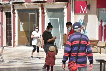 Mais quatro concelhos do Algarve entram na lista de concelhos com risco elevado por COVID-19.