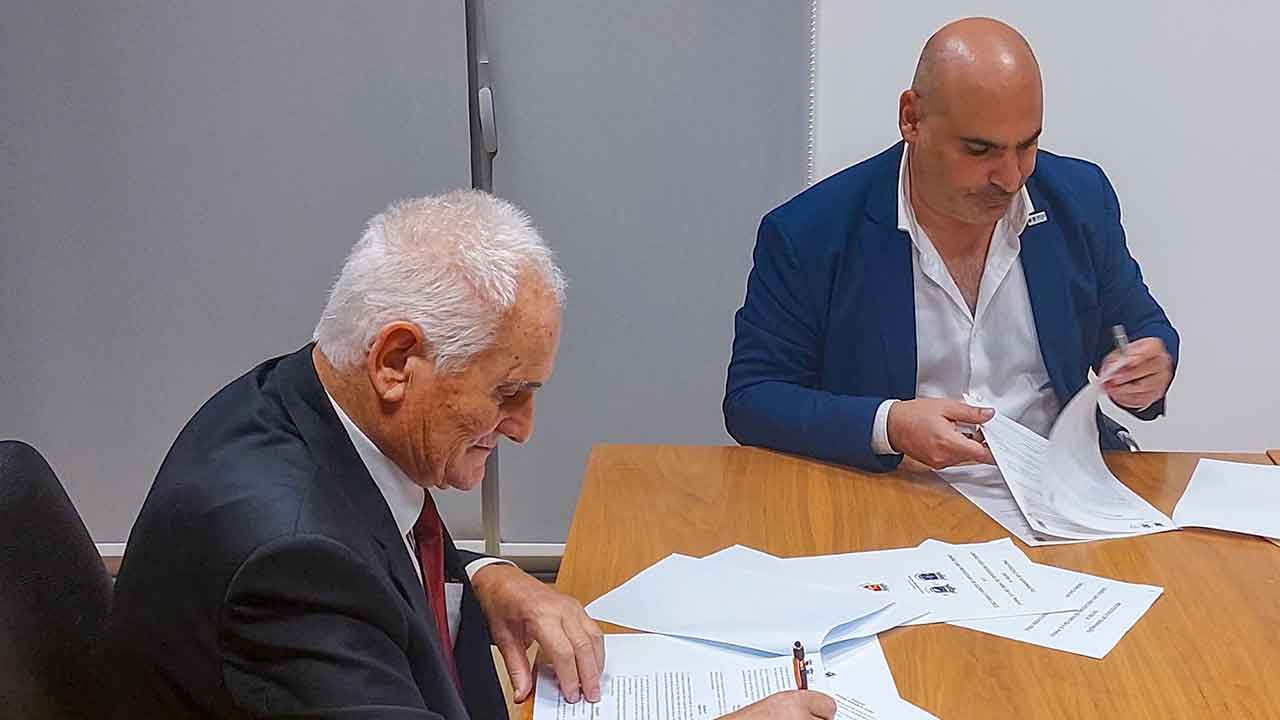 A União das Freguesias de Faro e a União das Freguesias de Glória e Vera Cruz, no concelho de Aveiro, estão unidas por geminação.