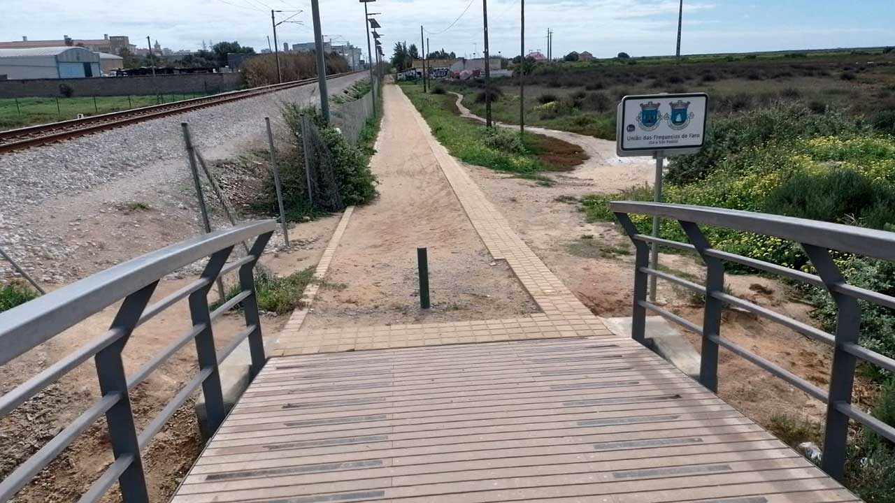 Câmara Municipal de Faro reabre caminho público no Parque Ribeirinho que obstruíam a passagem desde meados de 2022.