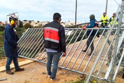 Câmara Municipal de Faro reabre caminho público no Parque Ribeirinho que obstruíam a passagem desde meados de 2022.