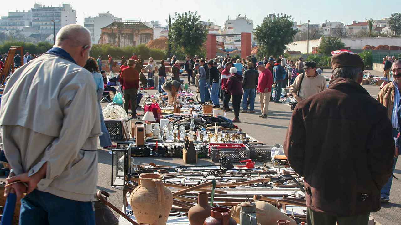 Feira de velharias transita temporariamente para a zona ribeirinha de Portimão, devido à realização de diversos eventos no Portimão Arena.