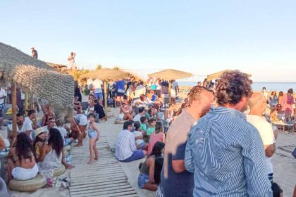 Polícia Marítima interrompeu evento com cerca de 300 pessoas na Praia do Cabeço em Castro Marim, ontem à tarde.