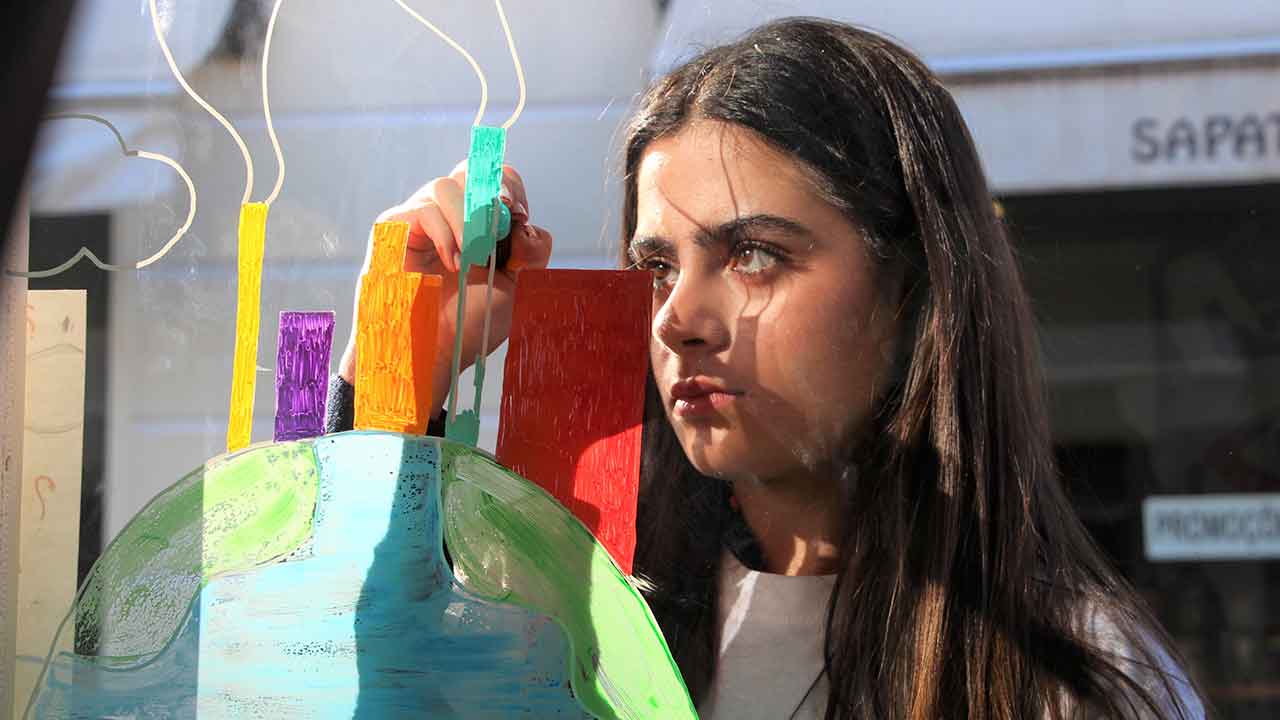 O Festival de Perguntas saltou dos muros do CIL para a rua comercial de Loulé, na sua décima edição, tendo decorado as montras de 16 lojas.
