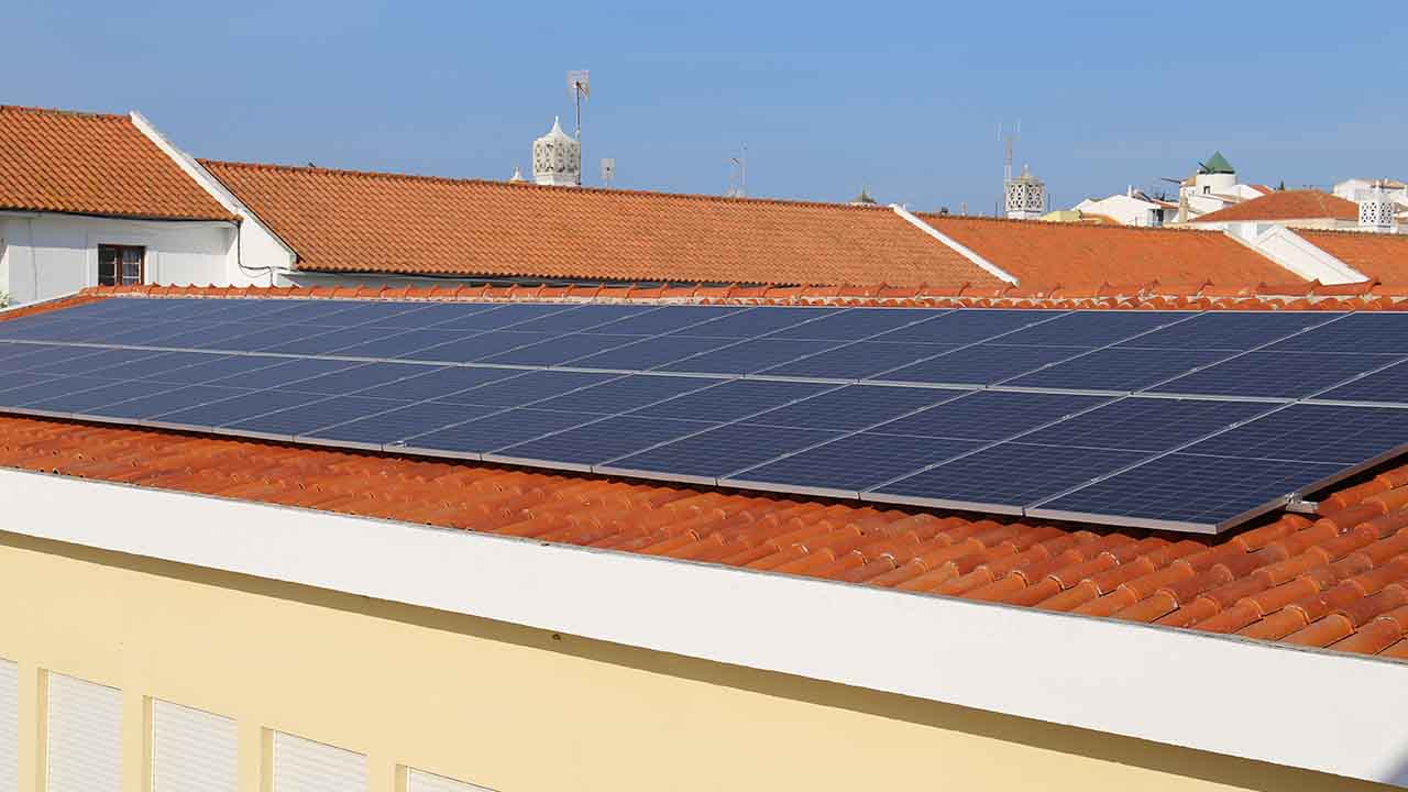 Edifícios públicos de Vila do Bispo ficam mais sustentáveis com a instalação de mais de uma centena de painéis fotovoltaicos.