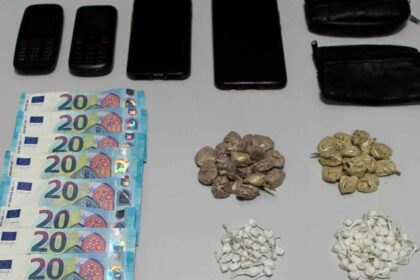 A GNR deteve dois homens na posse de centenas de doses de heroína e crack durante uma ação de patrulhamento em Alcantarilha.