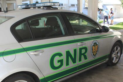 Uma patrulha da GNR foi cercada no sábado à noite em Olhão por um grupo de jovens e fez disparos de advertência até chegarem reforços da PSP, disse hoje fonte da Associação Profissional da Guarda (ASP/GNR).