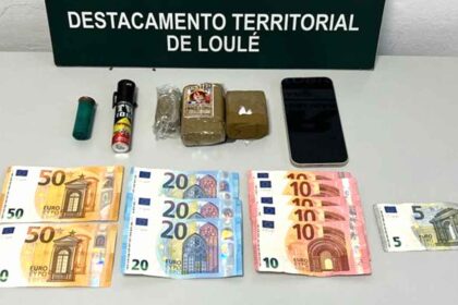 A GNR deteve, ontem, um jovem de 22 anos, em flagrante, por tráfico de droga em Loulé, tendo sido hoje presente a Tribunal.