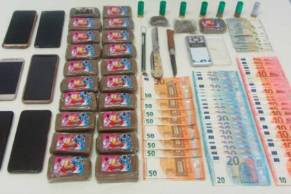 No seguimento da ação da GNR em Castro Marim foram apreendidas mais de 4000 doses de haxixe, duas de liamba e milhares de euros em numerário.