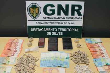 A GNR de Silves deteve um indivíduo com 1538 doses de heroína, 125 de cocaína, três telemóveis e centenas de euros, em Armação de Pêra.