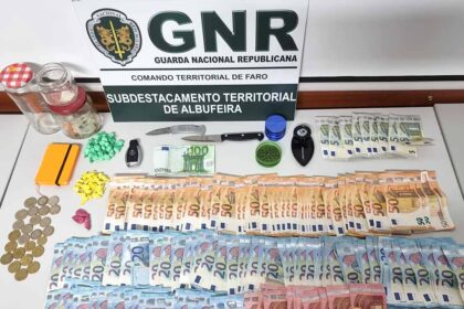 A Guarda Nacional Republicana (GNR) deteve um um homem de 38 anos por tráfico de estupefacientes, em Albufeira.