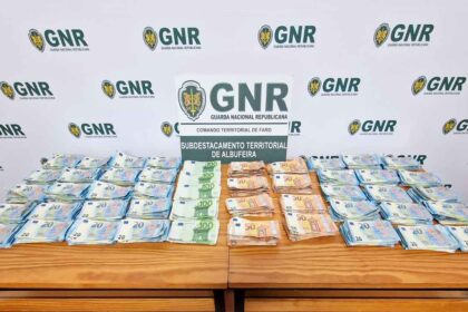 O Comando Territorial de Faro da GNR, através do Subdestacamento Territorial de Albufeira, deteve um homem de 52 anos, por passagem de moeda falsa.