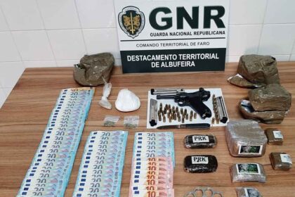 GNR de Albufeira deteve dois homens na posse de de 2.500 doses de droga em Albufeira. Estavam armados com uma pistola de calibre 9 milímetros (mm).
