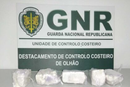 Detidos em flagrante delito pela GNR com 2500 doses de cocaína no Rio Guadiana.