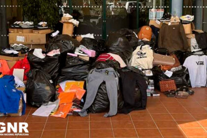 Guarda Nacional Republicada (GNR) apreendeu 1795 artigos contrafeitos no mercado semanal de Quarteira.