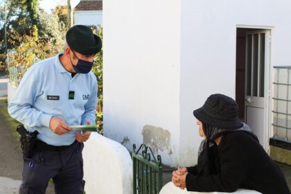 Só entre Faro, Olhão e São Brás de Alportel estão sinalizados 914 seniores no programa «Idosos em Segurança» da secção de Prevenção Criminal e Policiamento Comunitário do Destacamento Territorial da Guarda Nacional Republicana (GNR). A presença regular dos militares é uma ajuda para muitos.