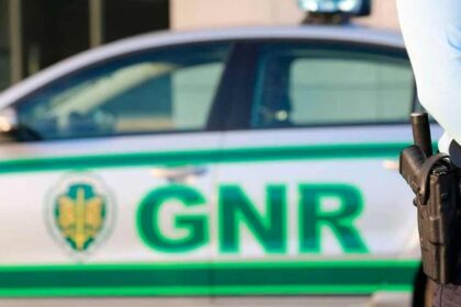 Um jovem de 23 anos foi detido pela GNR, em Olhão, após roubo de 850 euros numa residência do concelho, com recurso a uma faca.