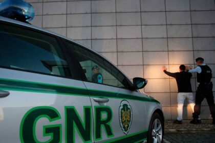 GNR detém oito suspeitos por tráfico de droga em Loulé e Olhão com droga, armas brancas, veículos e mais de quatro mil euros.