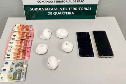 Guarda Nacional Republicana (GNR) deteve dois homens de 27 e 36 anos por tráfico de estupefacientes, em Quarteira.