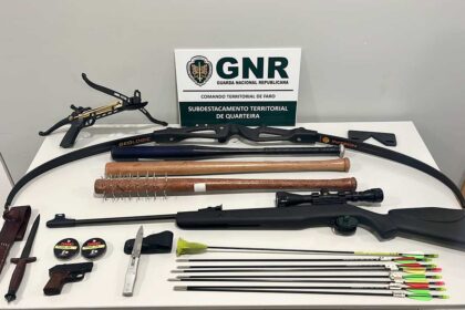 Armas apreendidas pela GNR em Quarteira durante uma investigação por violência doméstica.