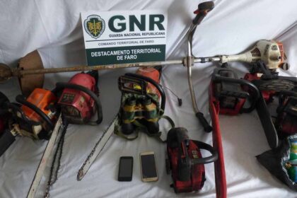 Guarda Nacional Republicana (GNR) deteve um homem de 29 anos por roubo e furto qualificado, em São Brás de Alportel.