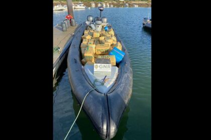 A Unidade de Controlo Costeiro da Guarda Nacional Republicana (GNR), através do Subdestacamento de Controlo Costeiro de Vila Real de Santo António, esta madrugada, apreendeu cerca de quatro toneladas de haxixe, no Rio Guadiana.
