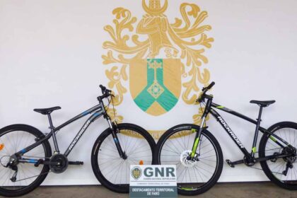 A Guarda Nacional Republicana (GNR) identificou dois homens e uma mulher e por furto e recuperou duas bicicletas, no dia 6 de abril.