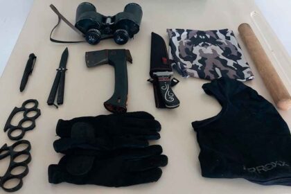 A GNR de Tavira, durante uma operação policial de combate à criminalidade, deteve três pessoas, de 28 e 29 anos, na posse de várias armas proibidas.