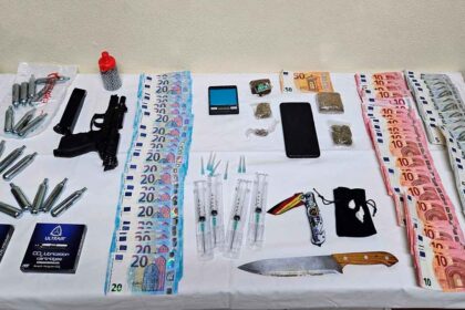 A GNR de VRSA deteve dois homens pelo crime de tráfico de droga, que se encontravam na posse de centenas de doses de haxixe e cocaína.