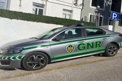 A GNR deteve dois homens por tráfico de estupefacientes durante uma ação de fiscalização rodoviária, em Portimão.