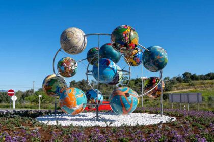 Escultura «Globos Multifacetados», colocada na Rotunda da Nobel International School, enriquece a coleção de arte pública de Lagoa.