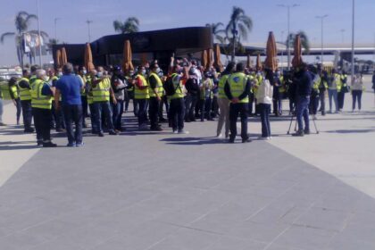 Partido Comunista Português (PCP) marcou presença solidária com a luta dos trabalhadores da Groundforce esta manhã no Aeroporto de Faro. Em causa, salários em atraso e a nacionalização da empresa.