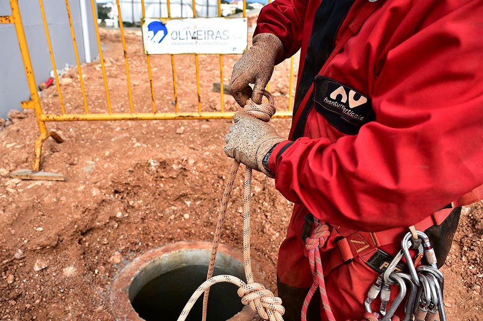 Há um extenso complexo de grutas debaixo da ETAR da Companheira, em Portimão. Um património subterrâneo delicado que sobreviveu a uma obra pesada, que fomos conhecer numa visita exclusiva, com dois espeleólogos da Associação Geonauta.