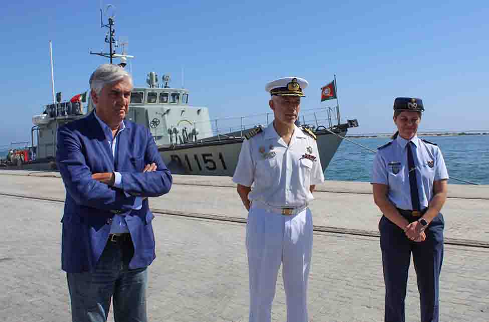 Operação de narcotráfico detetou três embarcações a 80 milhas da costa Sul, onde apenas uma continha o haxixe. Foram detidos dois indivíduos.