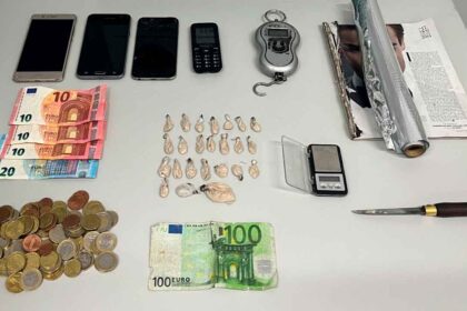 Um homem de 50 anos, com antecedentes criminais, foi detido pela GNR depois de ter sido apanhado em flagrante a traficar droga em Quarteira.
