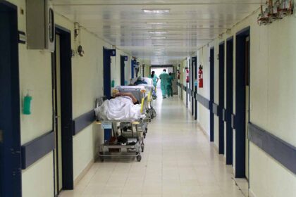 Comissão de Utentes do SNS realiza concentração no Hospital de Portimão para contestar fecho da maternidade e serviços de pediatria.