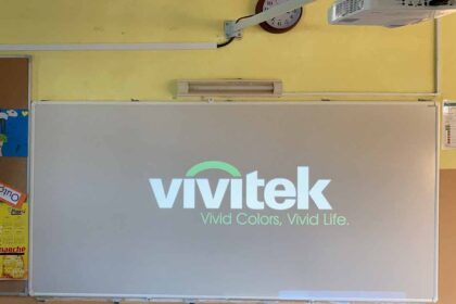 A Câmara Municipal de Vila Real de Santo António (VRSA) inicia o ano de 2021 com a dotação de novo material informático nas escolas, com a instalação de vários projetores e quadros brancos nas salas do primeiro ciclo.