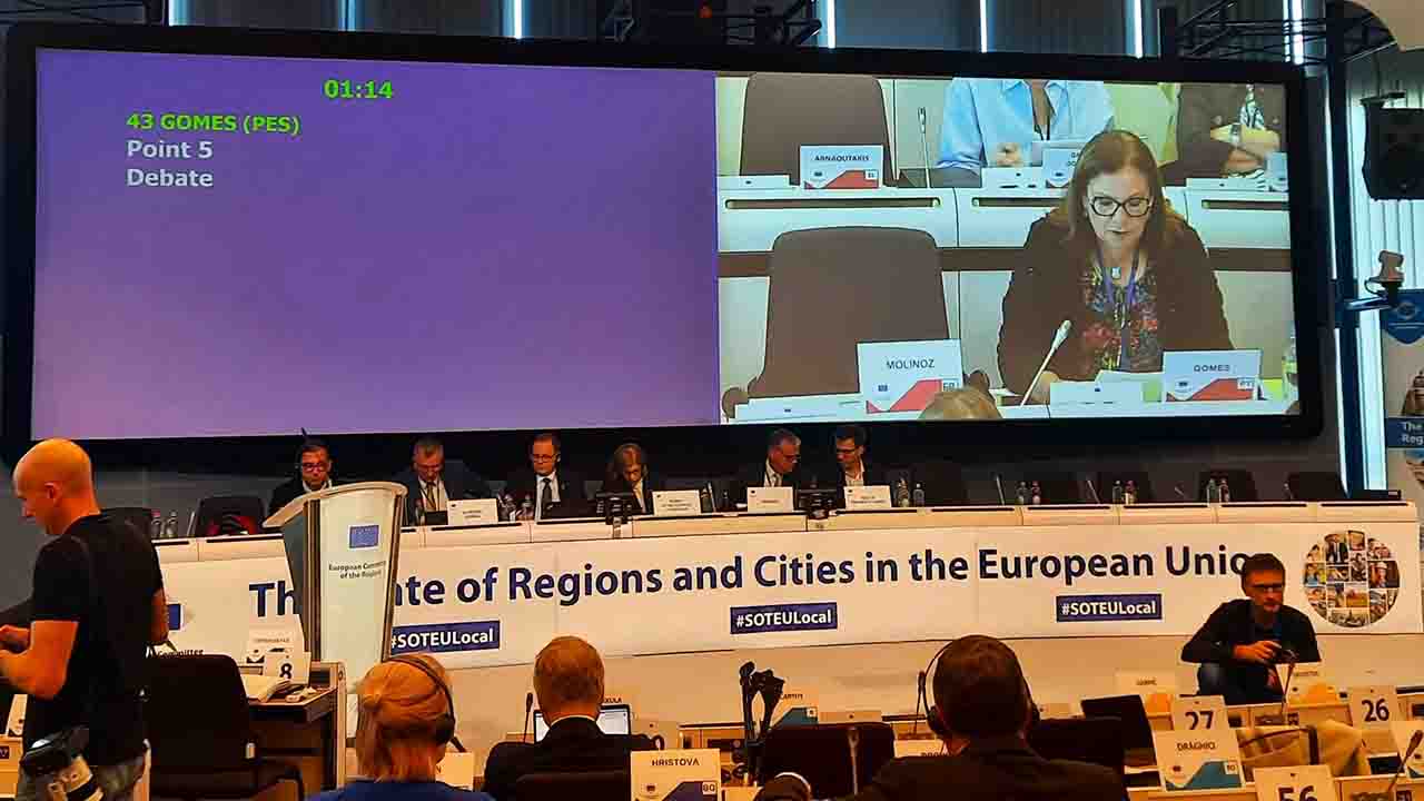 Isilda Gomes, presidente da Comissão NAT do Comité das Regiões, debateu sobre políticas de saúde com a comissãria europeia Stella Kyriakides.