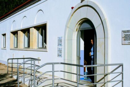 Freguesia de Vila Nova de Cacela vai ter uma nova creche a partir do próximo ano letivo. A abertura do espaço, na Escola Manuel Cabanas, resulta de uma parceria estabelecida entre o município de Vila Real de Santo António (VRSA) e a Delegação local da Cruz Vermelha Portuguesa.