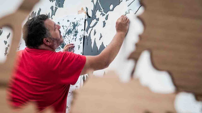 O artista plástico silvense Jorge Santos vai ser homenageado em exposição, patente de 3 a 27 de setembro, na Biblioteca Municipal de Silves.