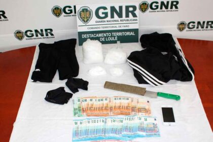 Jovem foi condenado a quatro anos de prisão por crimes de roubo em Quarteira e Vilamoura com recurso a uma faca de grandes dimensões.