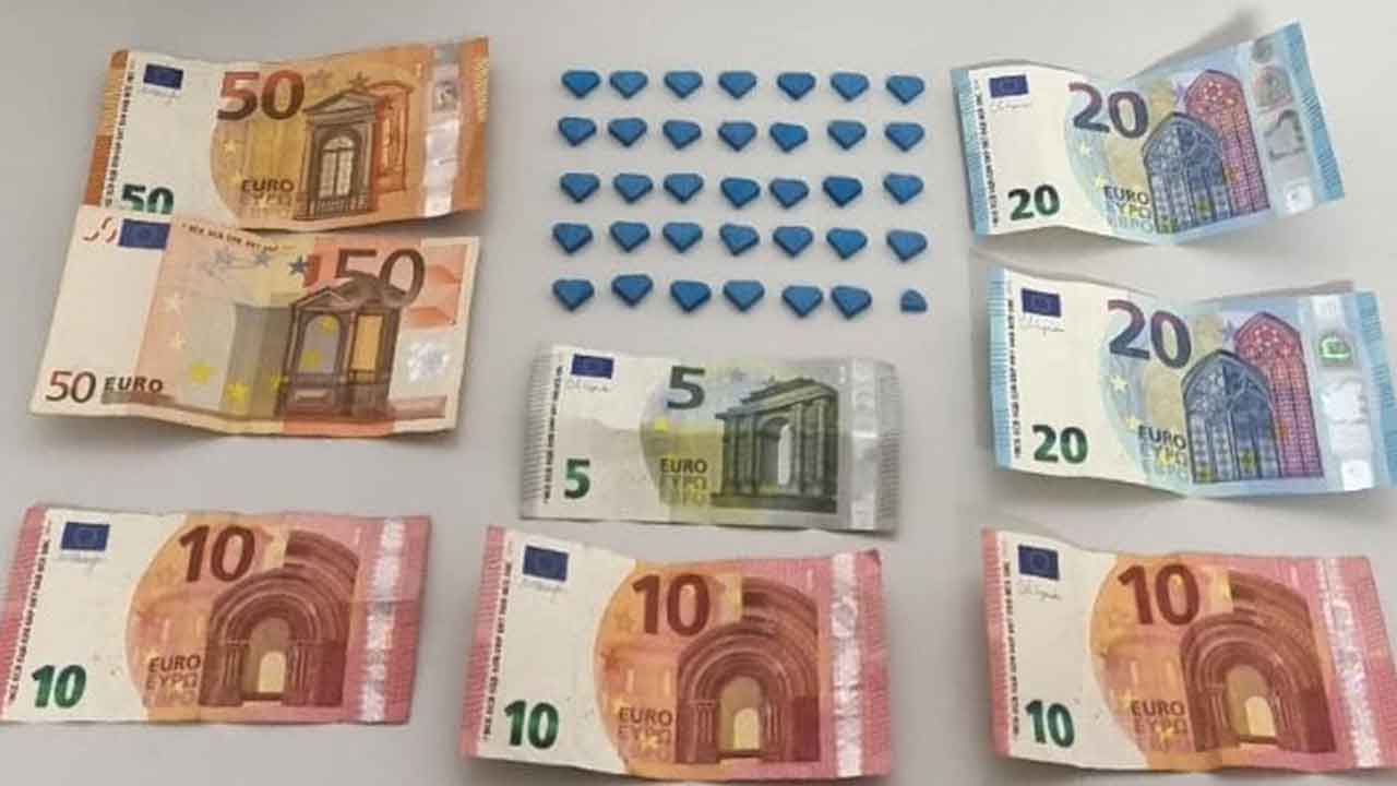 Um jovem de 19 anos foi constituído arguido por tráfico de estupefacientes, depois da GNR o ter detido na posse de MDMA em Albufeira.