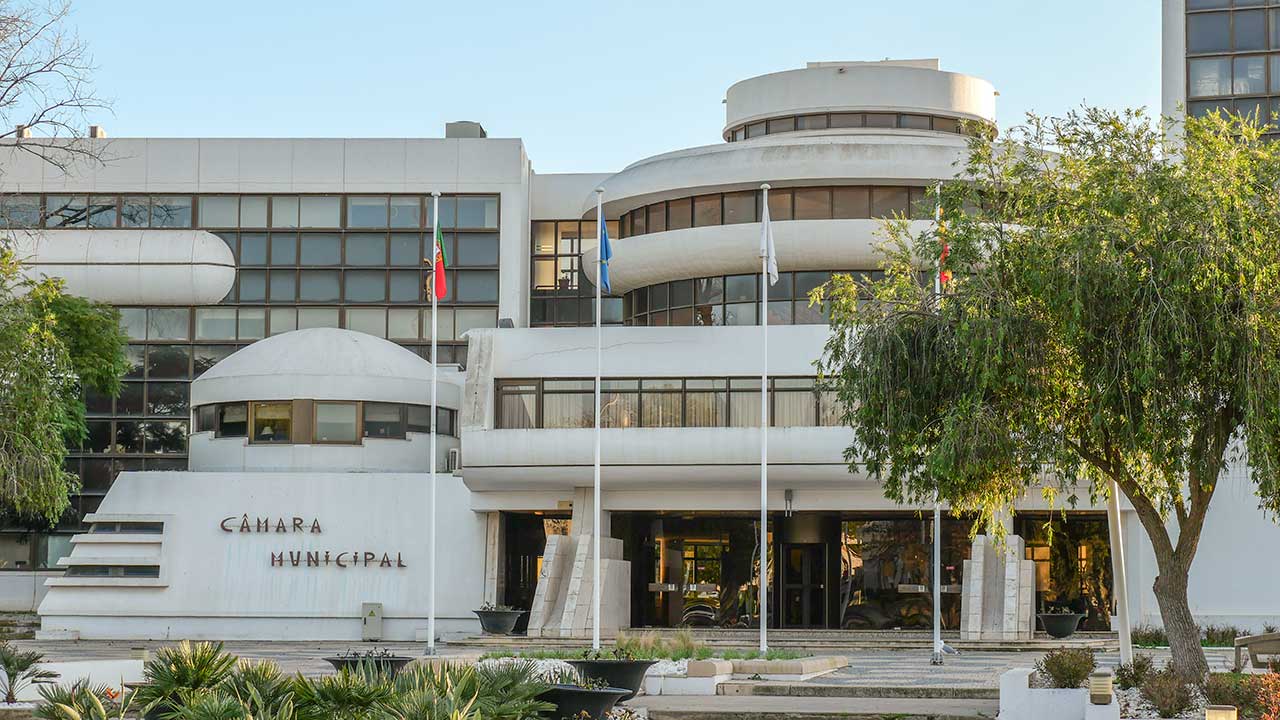 Chama-se LEAF – Linha para o Equilíbrio do Aluno e da Família, e é uma iniciativa da Câmara Municipal de Albufeira com o objetivo de apoiar aqueles que se encontram a passar por situações de maior dificuldade educativa, derivada da alteração da rotina familiar.